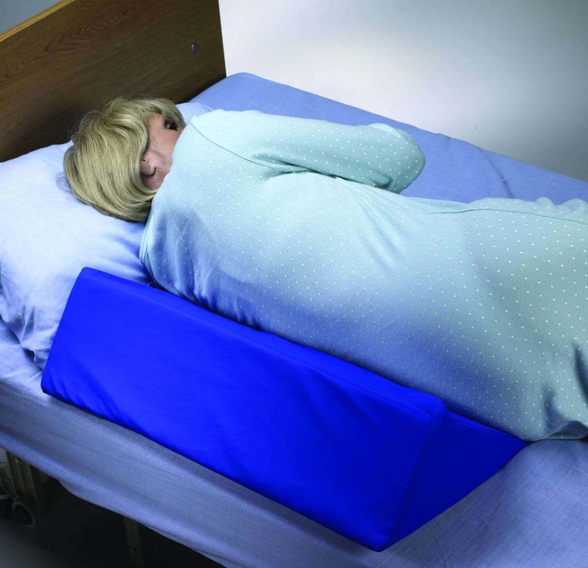 SkilCare Bed Positioning SkilCare 30-Degree 24"L Positioning Wedge w/Convoluted Surface & LSII Cover
